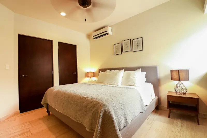 Recámara con cama king, burós y aire acondicionado
