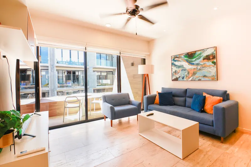 Sala con ventanal corredizo hacia la terraza