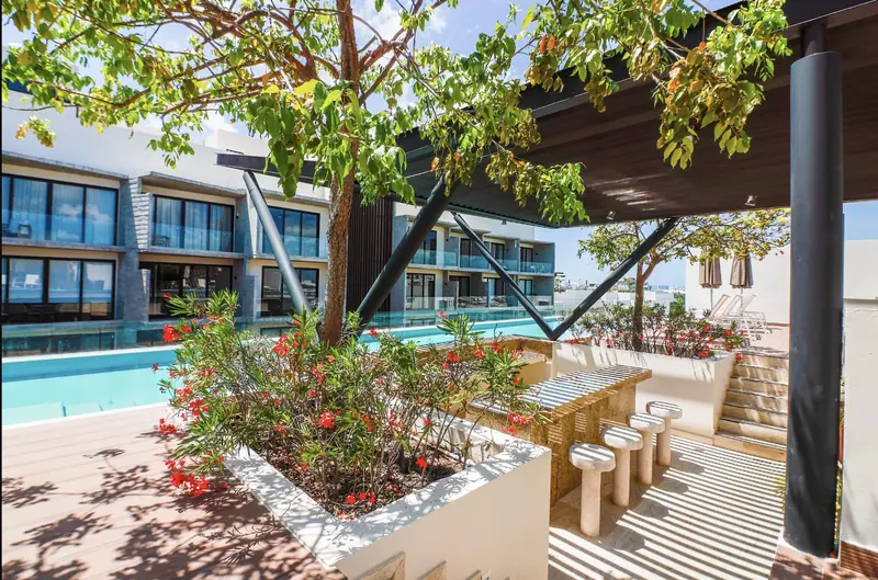 Sky Bar con barra y bancos bajo la pérgola